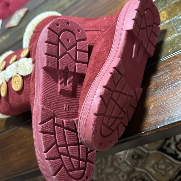 Burgundy & Cream hugs boost with side buttons - Picture 7 of 8